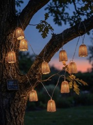 Solar Lichterkette mit 10 Polyrattan-Lampenschirmen 5,6 m